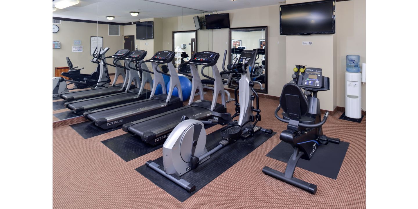 Continuez à vous entraîner tous les jours dans notre centre de remise en forme à la pointe de la technologie. Nombreux tapis de course, appareil elliptique, vélo d'appartement et Haltères. 